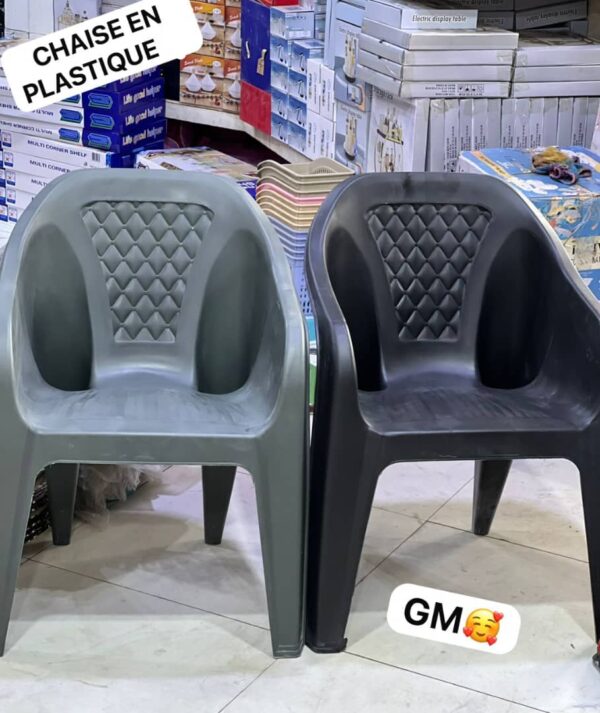 Chaise en plastique